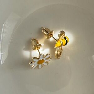 NEW! “Bee & Daisy” Gold Post Earrings (8364)